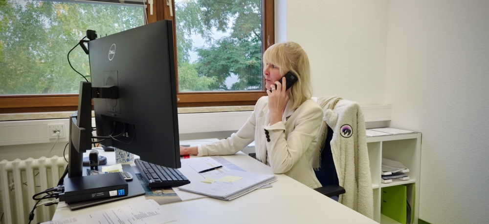 Serviceorientiert_Foto Woman at the desktop answering a customer call.